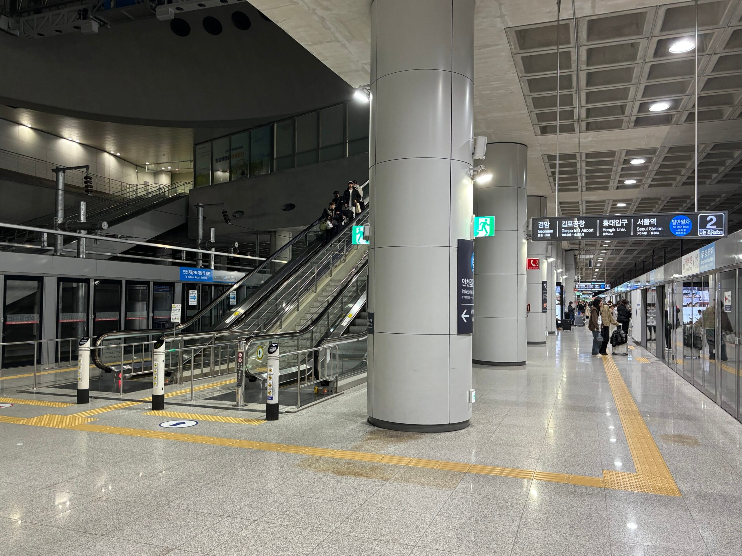 仁川機場第一航廈AREX機場快線大廳，普通列車與直達車都從這裡出發
