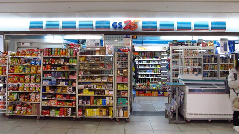 A GS25 store in Seoul, the largest chain in this Korea convenience store guide