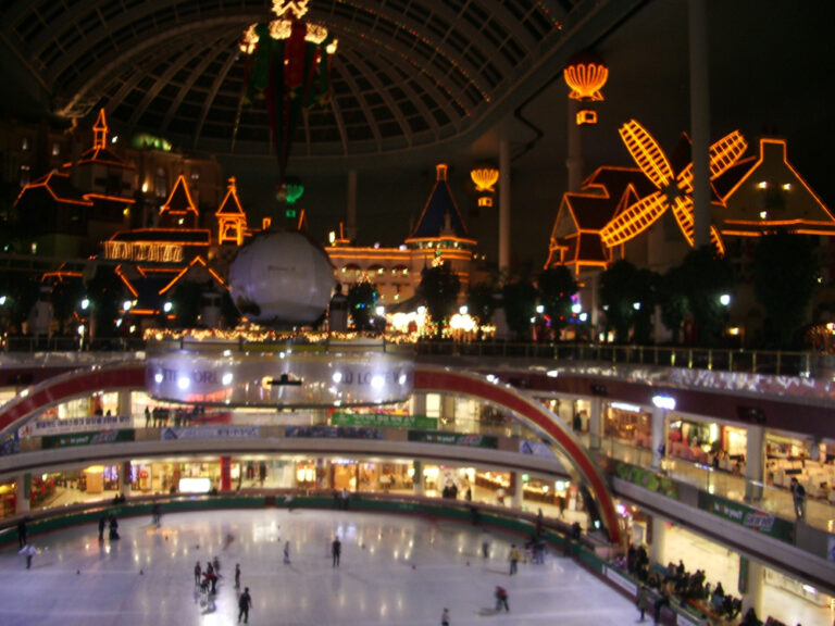 Indoor hall of Lotte World Adventure in Seoul, the weatherproof side of the Everland vs Lotte World choice