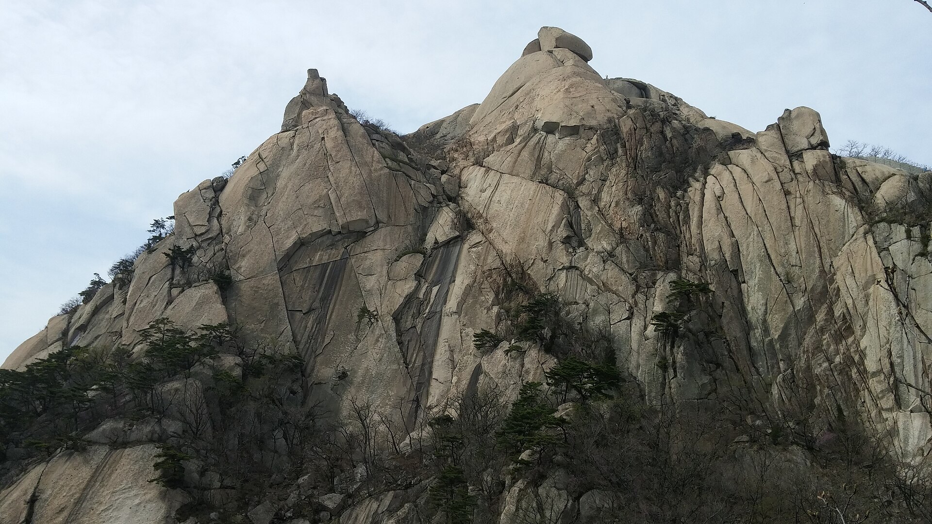 北漢山の稜線から見た白雲台