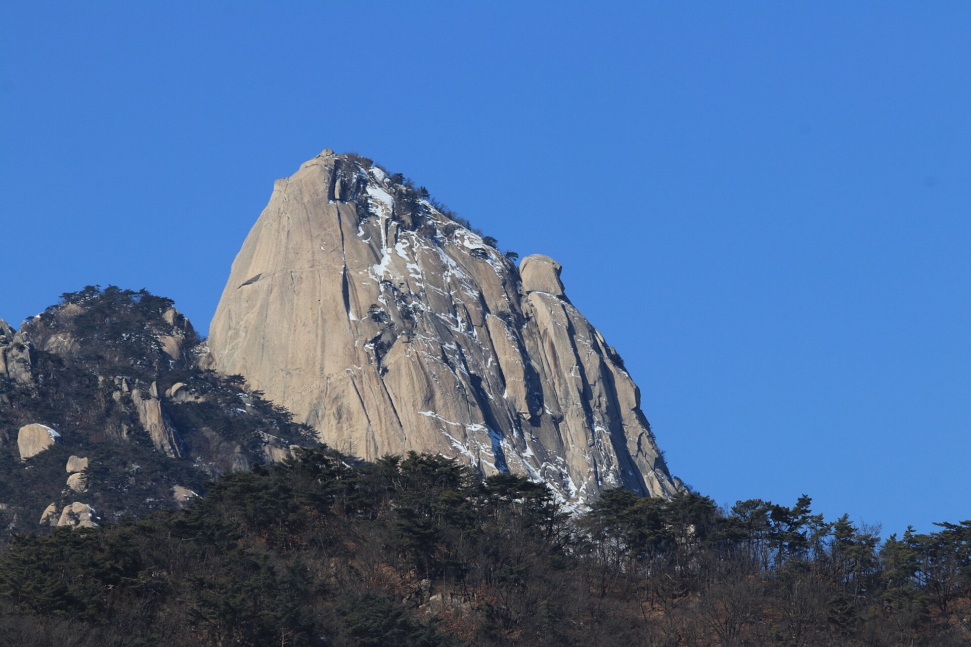 雪をかぶった北漢山の仁寿峰(冬の北漢山 登山)