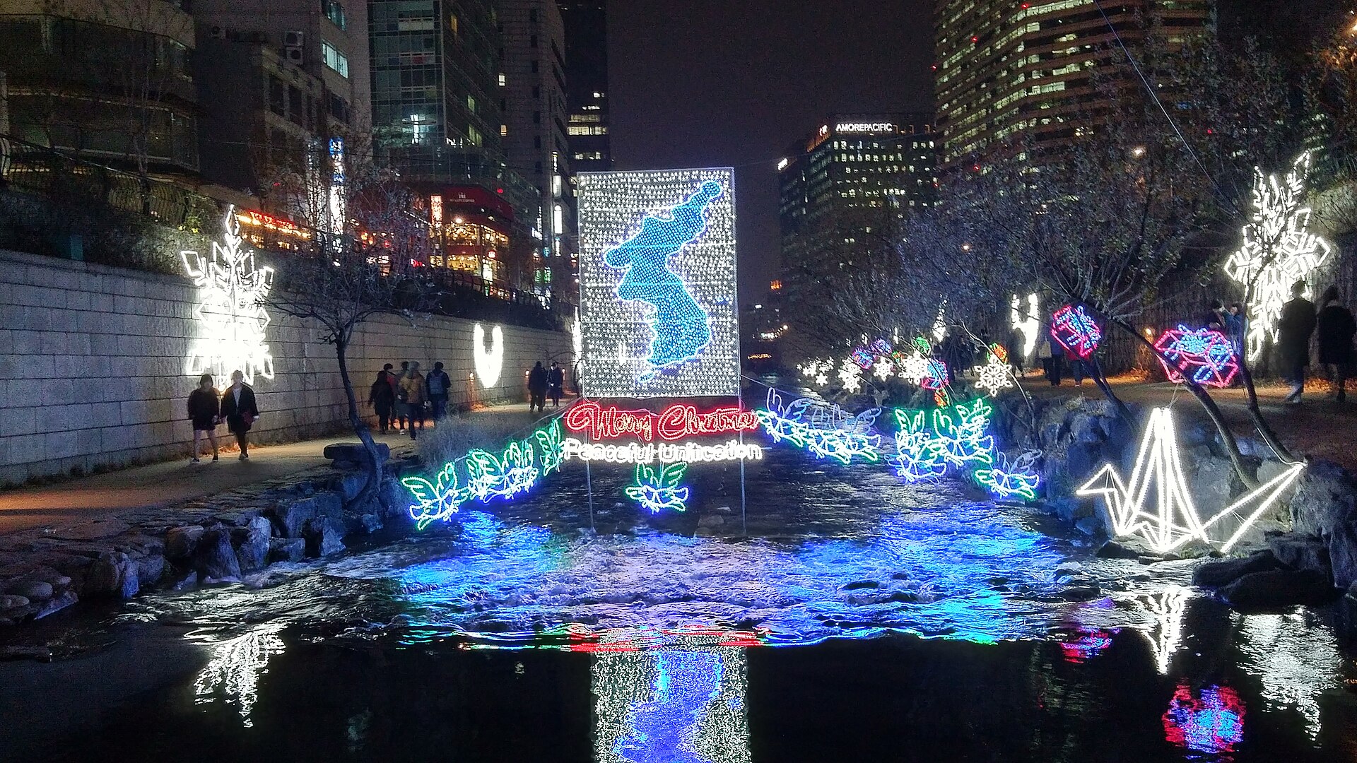 Christmas lights and a Korean Peninsula light sculpture at the Cheonggyecheon Christmas Festival in Seoul