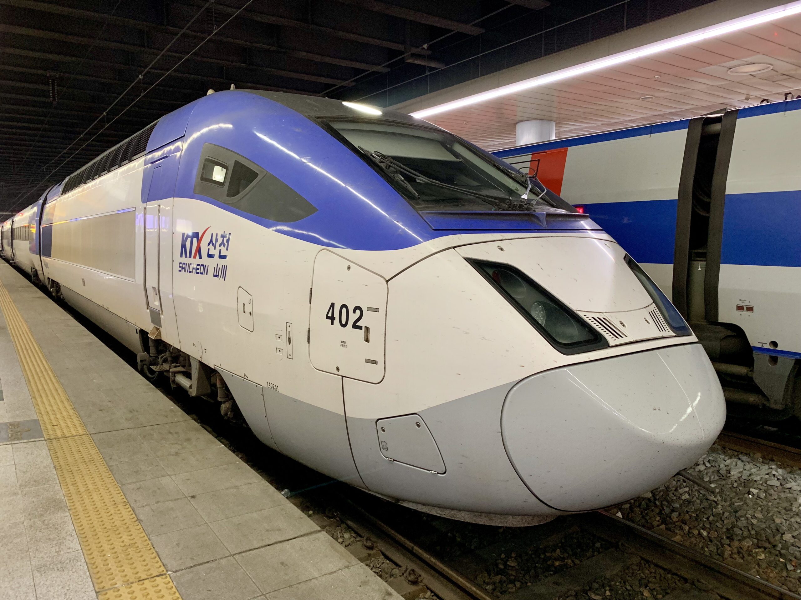 停靠在韓國車站月台的KTX-山川高速列車