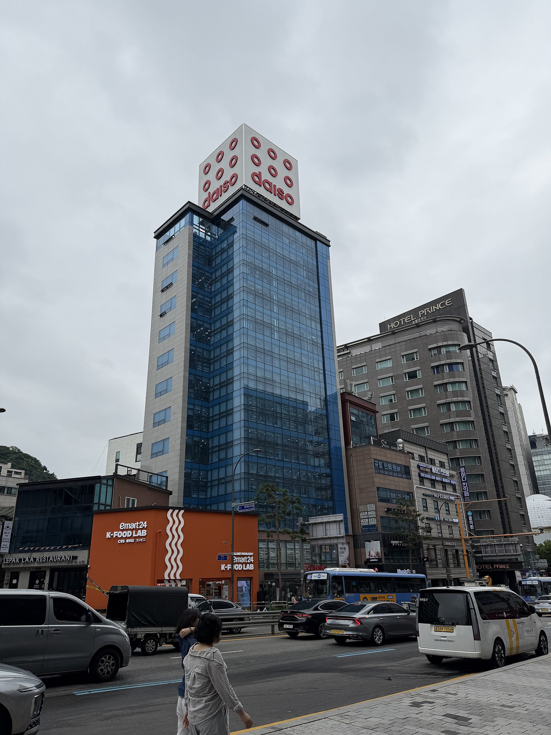 明洞駅前にある韓国ダイソー明洞駅店のビル。ソウルで人気の韓国ダイソーの大型店