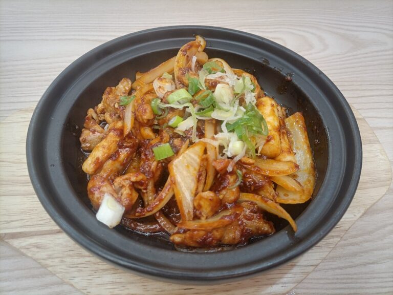 Dakgalbi Seoul guide: spicy stir-fried chicken and cabbage sizzling on an iron plate