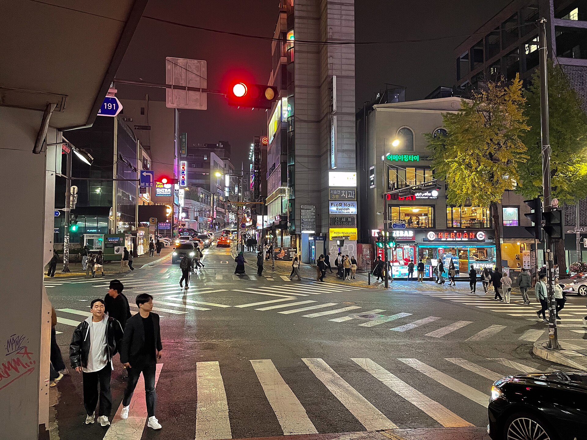 Gay bars Seoul: an Itaewon street at night near the Homo Hill area