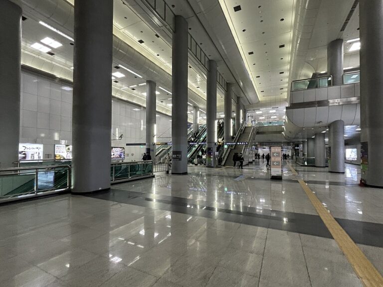 Main concourse of Gimpo International Airport Station where AREX, Line 5, Line 9 and the Gimpo Goldline meet