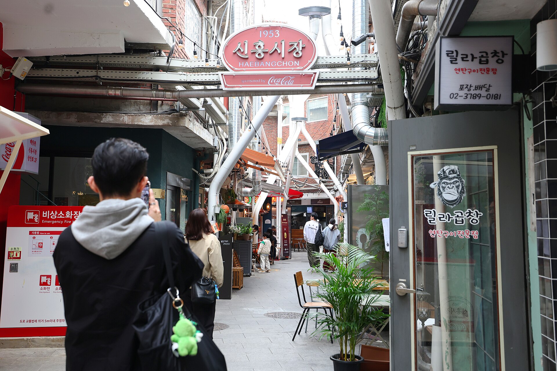海方村新興市場巷弄,靠近 Rabbithole Arcade Pub