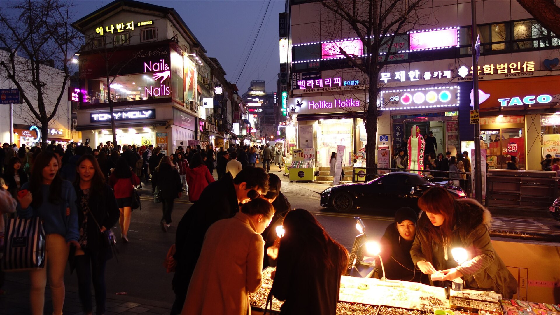 夜晚的弘大街頭,首爾 gay bar 中有女同志與酷兒女性酒吧的區域
