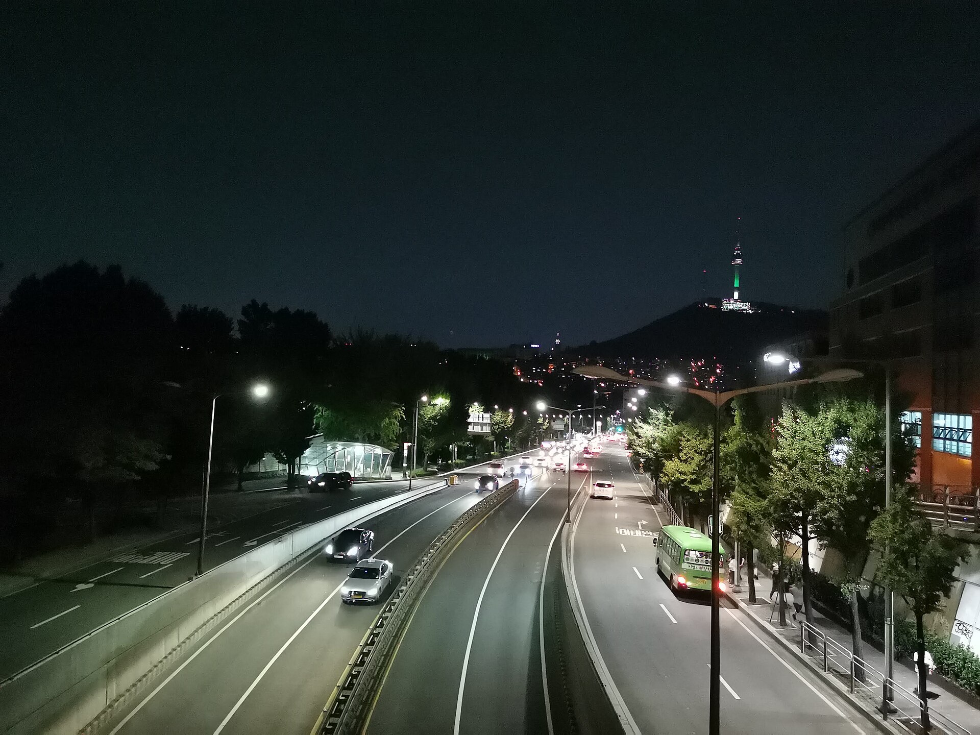 夜晚的梨泰院路,遠方是首爾塔,是梨泰院首爾 gay bar 的回家路