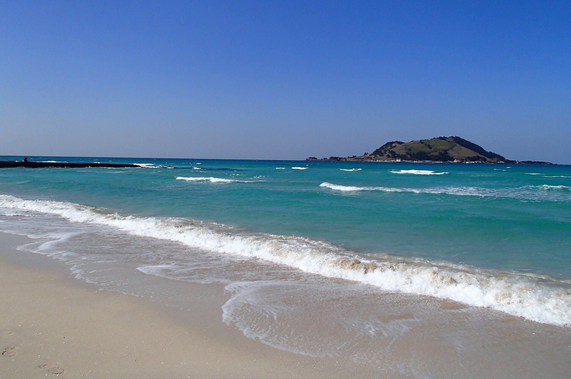 濟州島西部水色湛藍的挾才海水浴場