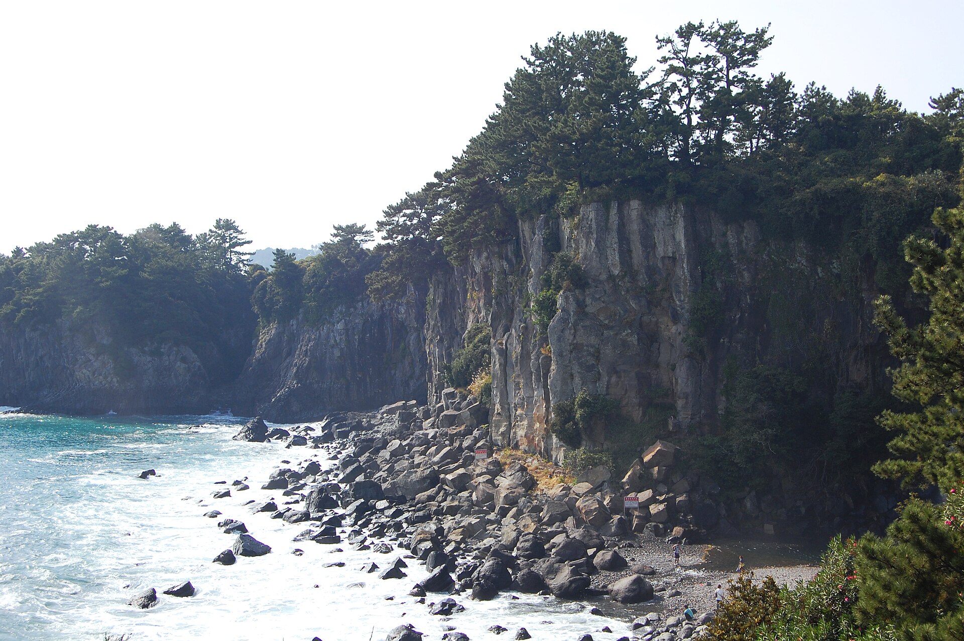 流向大海的西歸浦正房瀑布