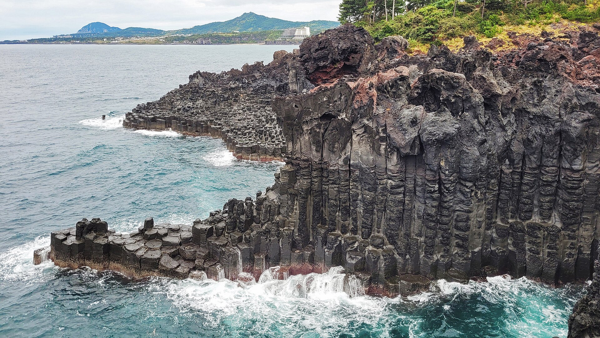 濟州島大浦柱狀節理的六角形玄武岩柱