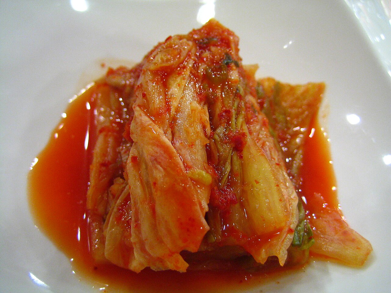 碗裡的泡菜;多數泡菜含魚露或鹽漬海鮮