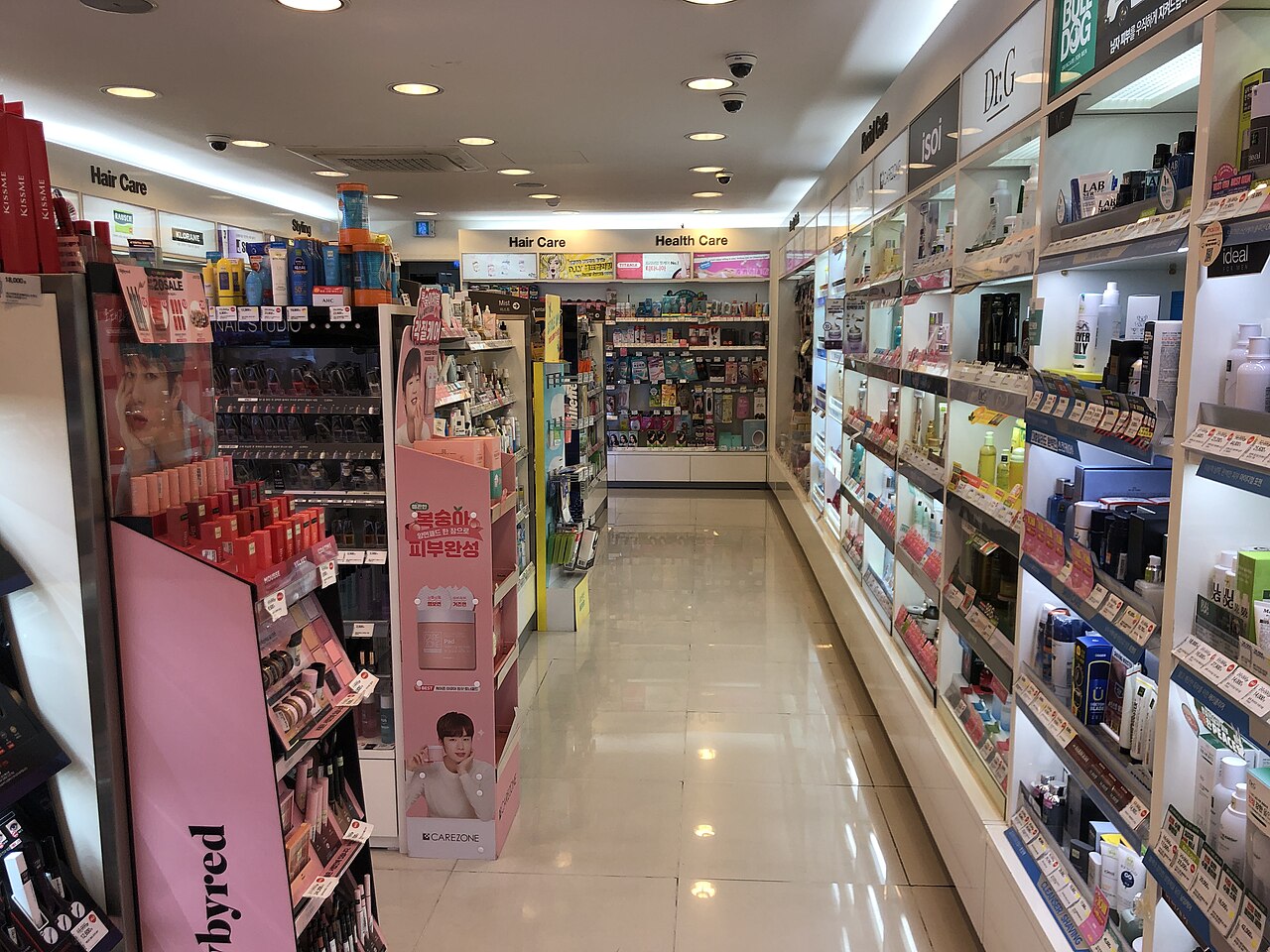 韓国のオリーブヤング店内の通路。ヘアケアやヘルスケアの売り場