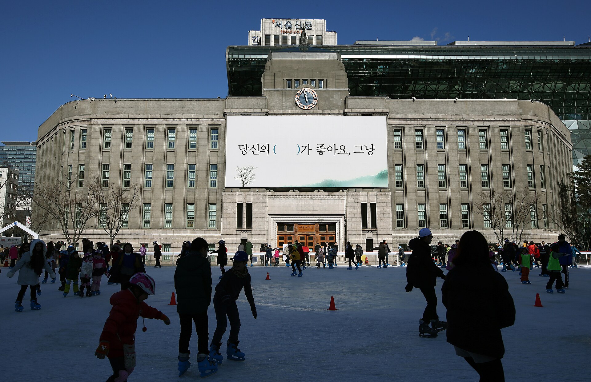 首爾市政府前首爾廣場溜冰場上滑冰的人