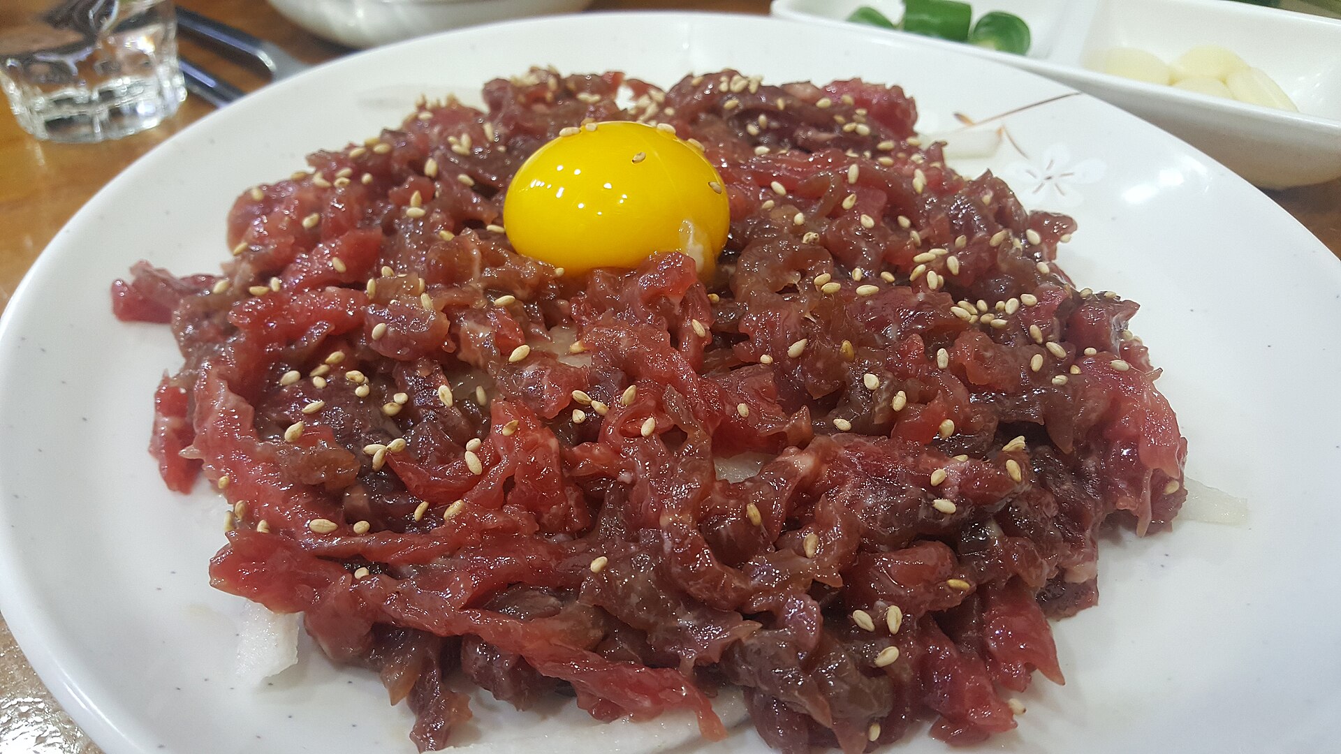 広蔵市場で出される牛肉のユッケ