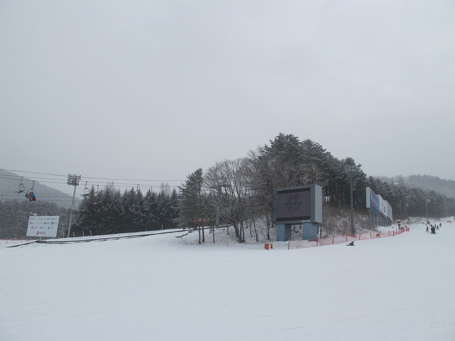 平昌の龍平スキーリゾート、雪に覆われたゲレンデとリフト